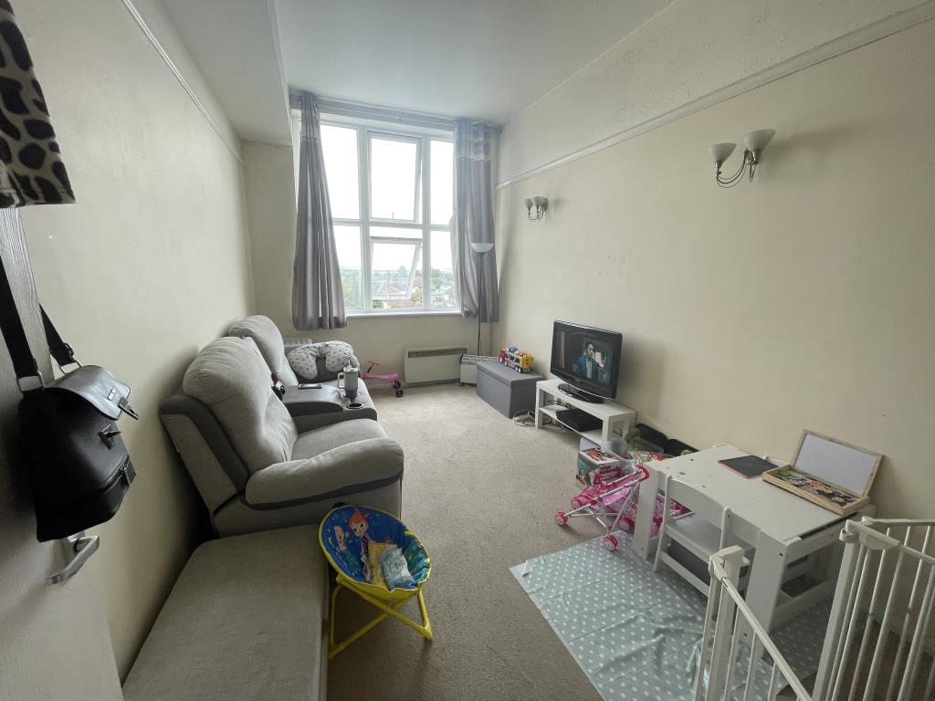 Lot: 24 - TOP FLOOR FLAT FOR INVESTMENT OR OWNER-OCCUPATION - Living room from hallway